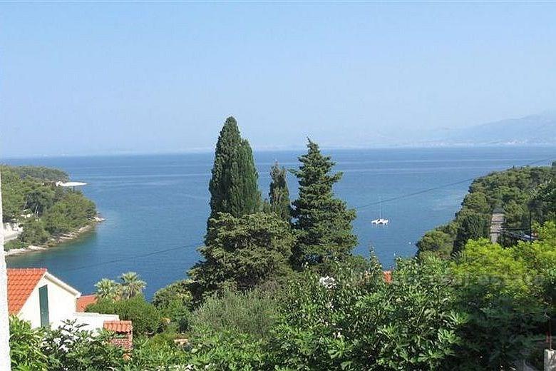 Detached house with two apartments, for sale