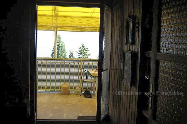 Detached house with two apartments, for sale