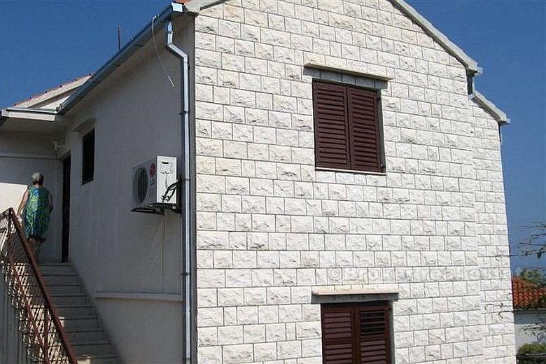 Detached house with three apartments