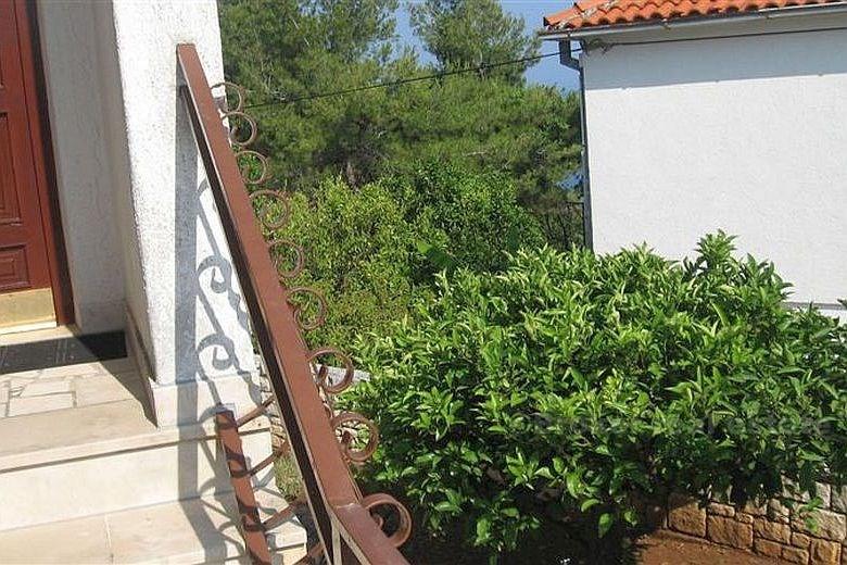 Dom jednorodzinny z trzema apartamentami