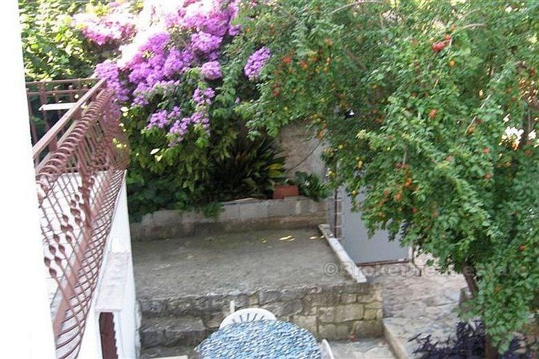 Dom jednorodzinny z trzema apartamentami