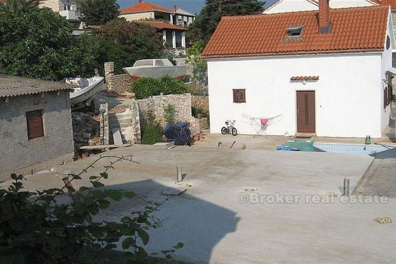 Dom jednorodzinny z trzema apartamentami