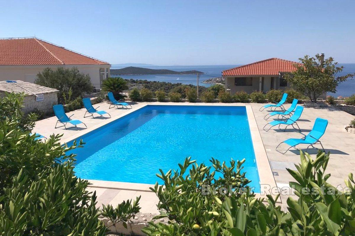 House with swimming pool, for sale