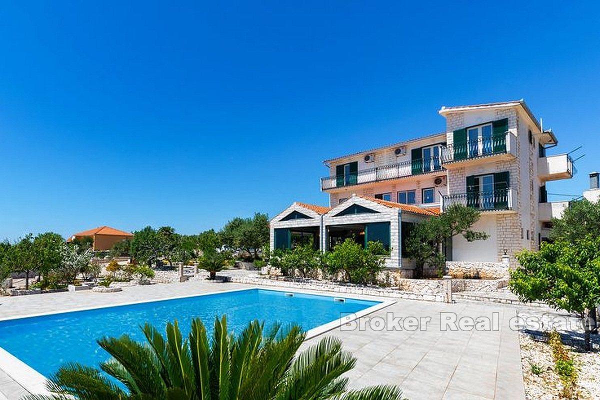 House with swimming pool, for sale