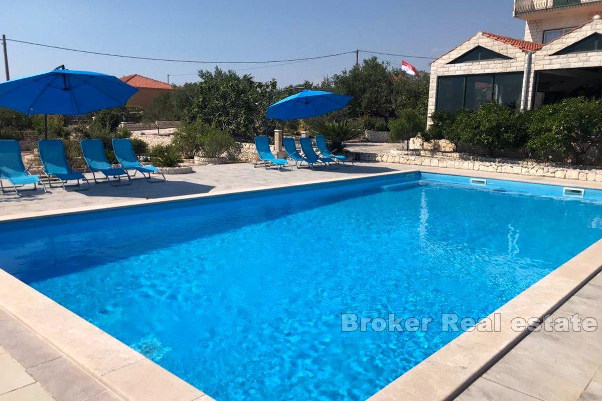 Maison avec piscine, à vendre