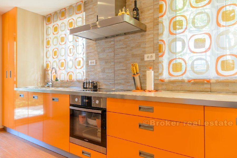 Vakkert hus nær sjøen, til salgs