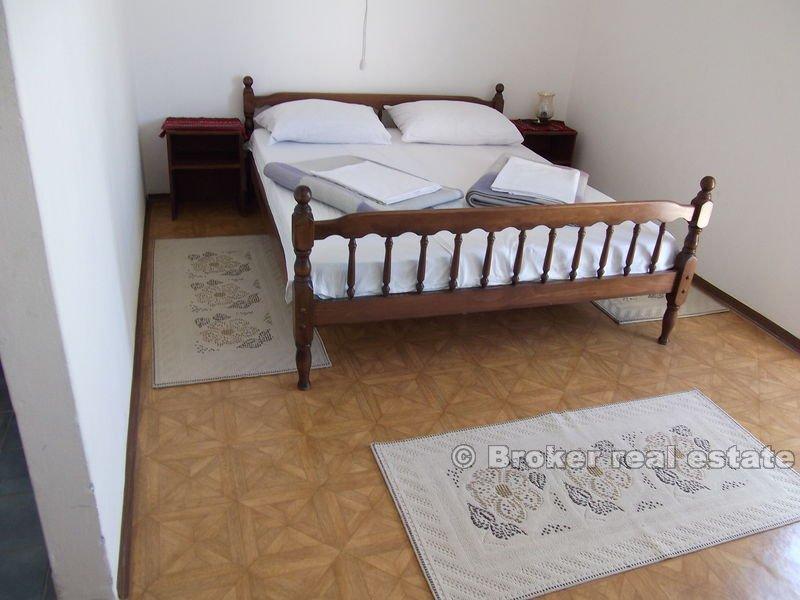 Obiteljska kuća s 9 apartmana, za prodaju