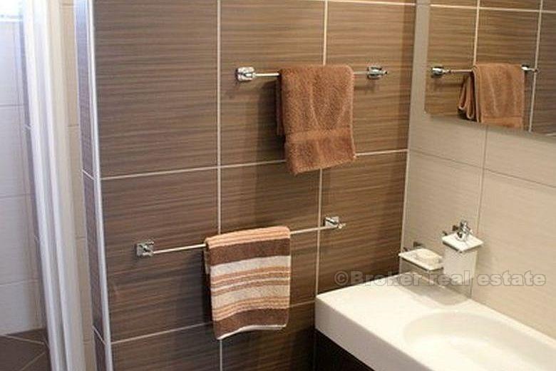 Due appartamenti in una casa privata, in vendita