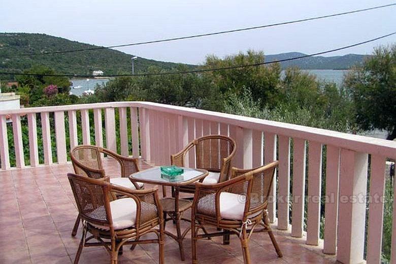 Attraktiv villa första raden till havet, till salu