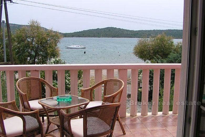Attraktiv villa första raden till havet, till salu