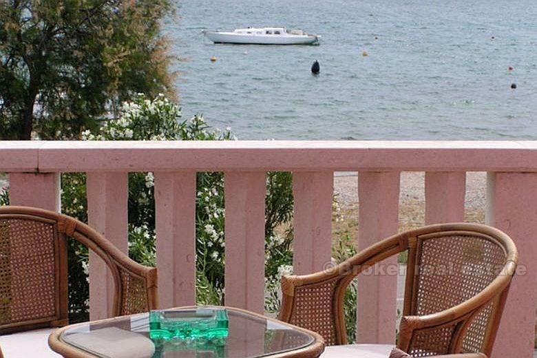 Attraktiv villa första raden till havet, till salu