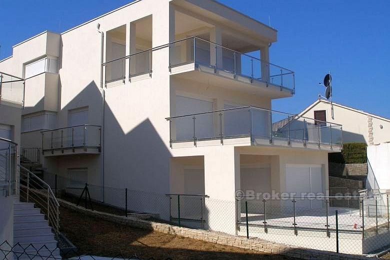 Tři nově postavené luxusní vily na prodej