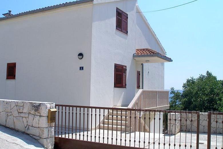 Samostojeća kuća s vrtom, na prodaju