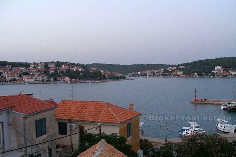 Kuća stambene površine 100 m2, na prodaju