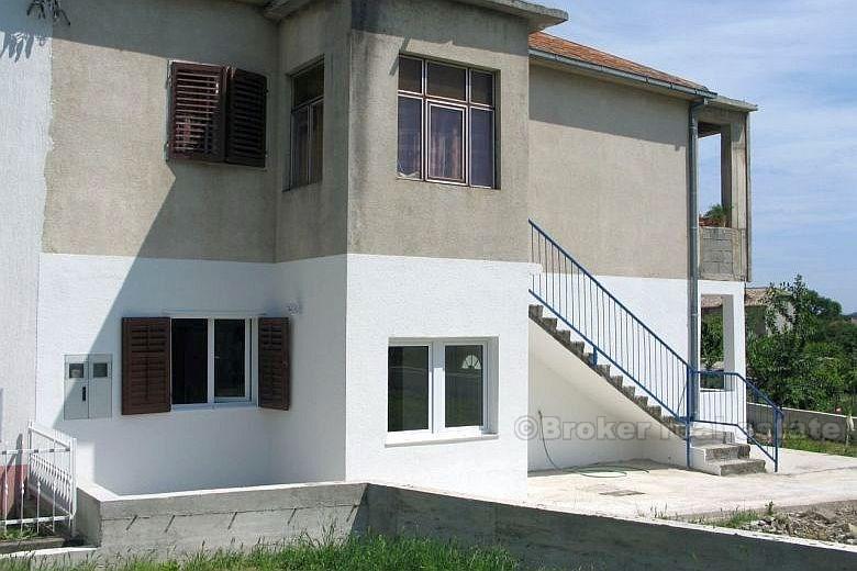 Квартира на первом этаже, продается