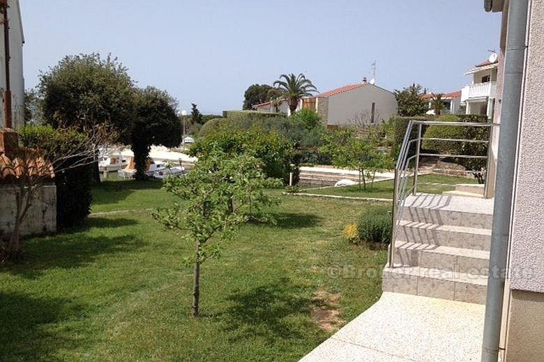 Casa con terreno in riva al mare