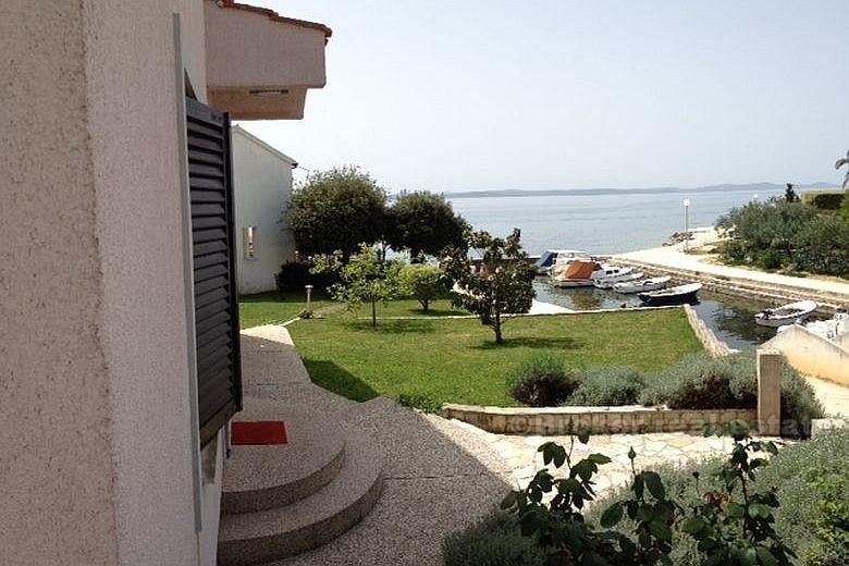 Casa con terreno in riva al mare