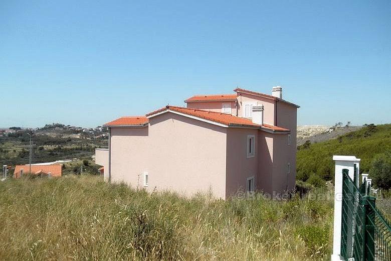 Casa su 4 piani, in vendita