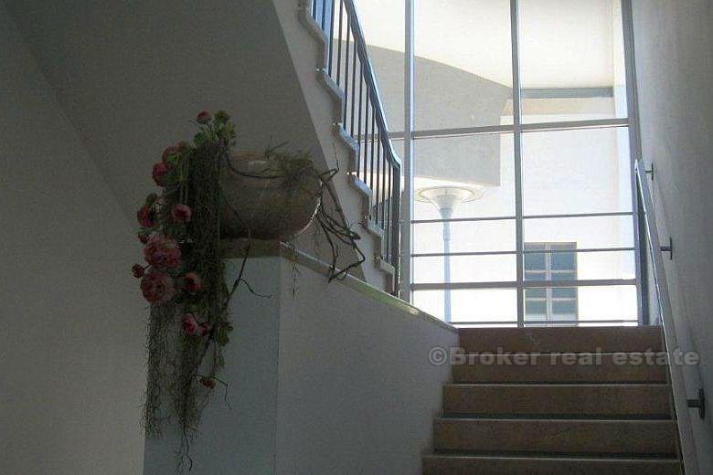 Bel appartement de deux chambres, à vendre