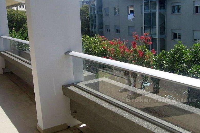 Bel appartement de deux chambres, à vendre