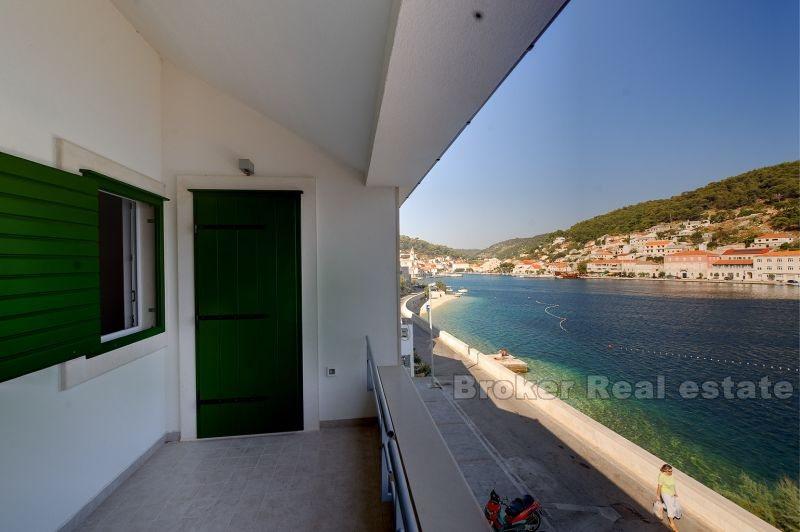 Deux maisons avec six appartements, à vendre