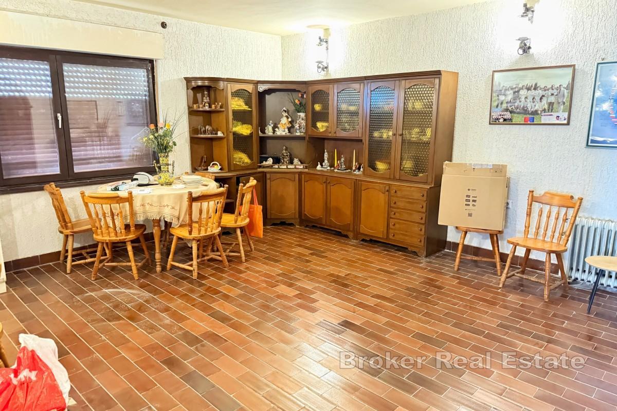 Prostrana kuća 150 m od plaže i očaravajućim pogledom