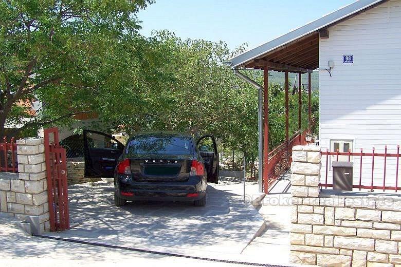 Casa su 3 piani, in vendita