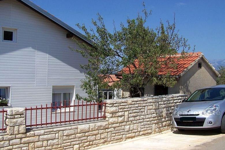 Kuća na 3 etaže, na prodaju