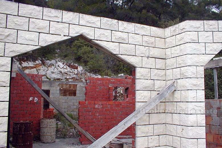 A half built house of 50m2, for sale