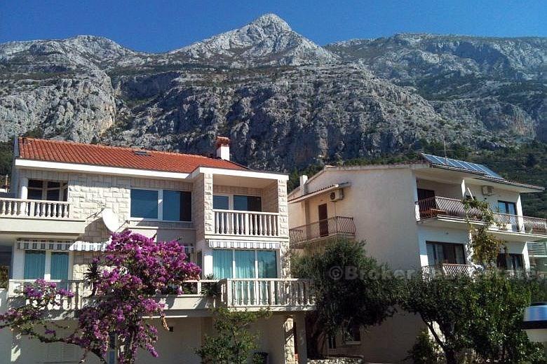 Apartment house with 3 floors, for sale