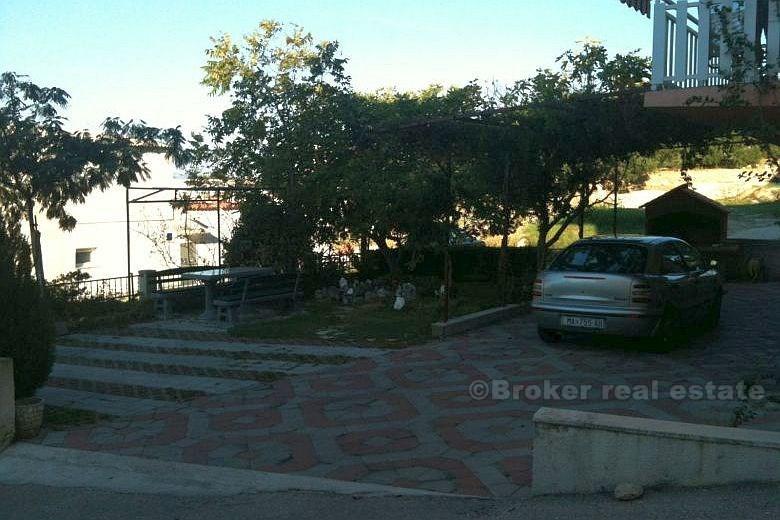 Apartmanska kuća s 3 etaže, na prodaju