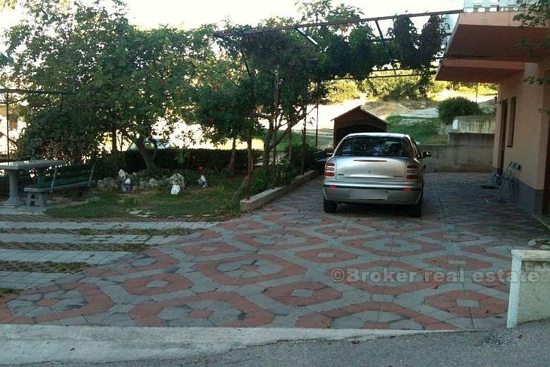 Apartment house with 3 floors, for sale