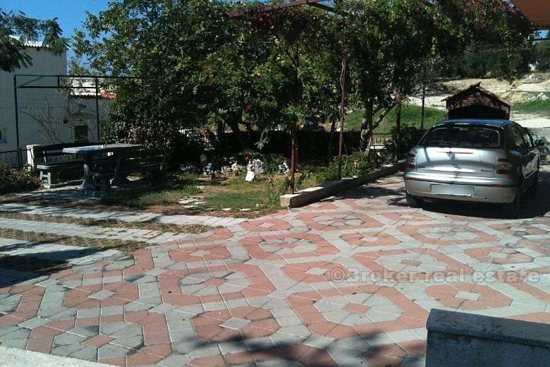 Apartmanska kuća s 3 etaže, na prodaju