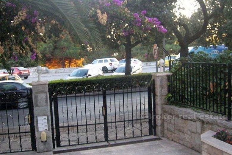 Powierzchnia handlowa na parterze, do wynajęcia