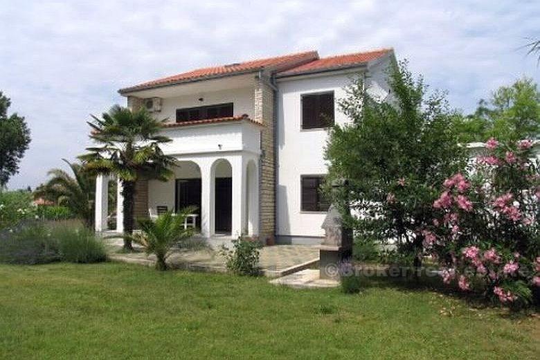 La maison avec 4 appartements, à vendre