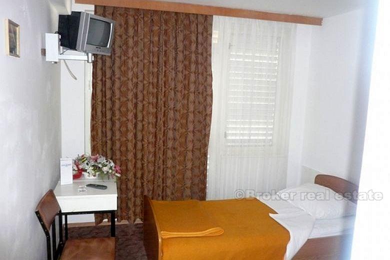 Hôtel dans le port de sport, à vendre