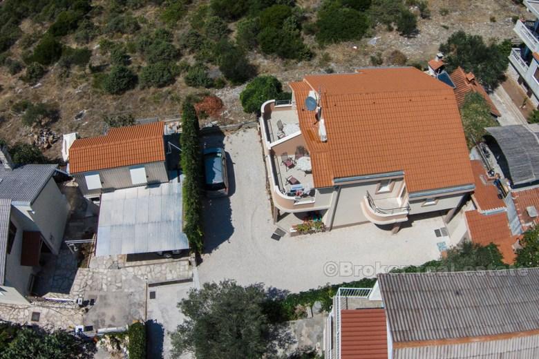 Kuća na 2 kata, na prodaju