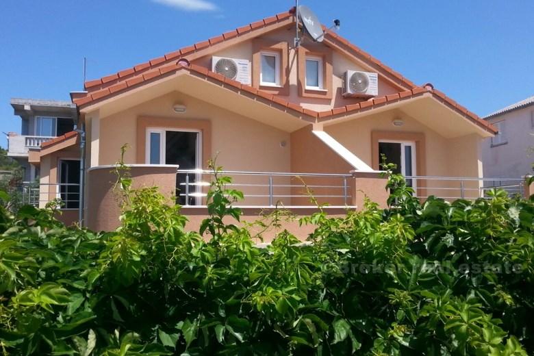 Kuća na 2 kata, na prodaju