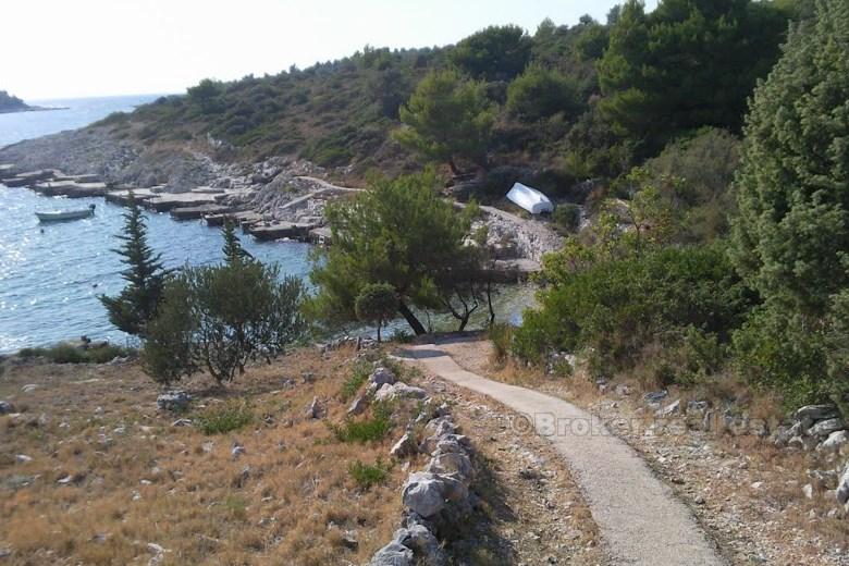 Kuća na 2 kata, na prodaju