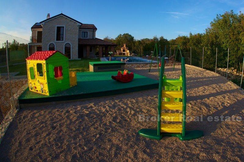 Nowy kamienny dom, na sprzedaż