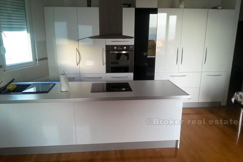 Två rum och kök, till försäljning