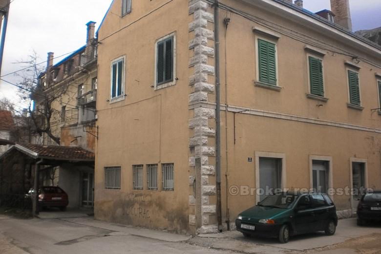 Velika kuća na 500 m2, na prodaju