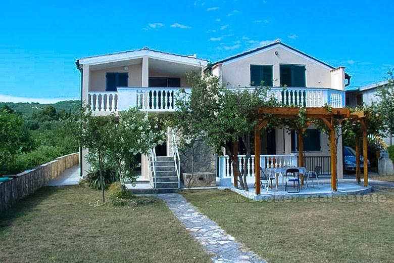 Maison jumelée dans la première rangée de la mer