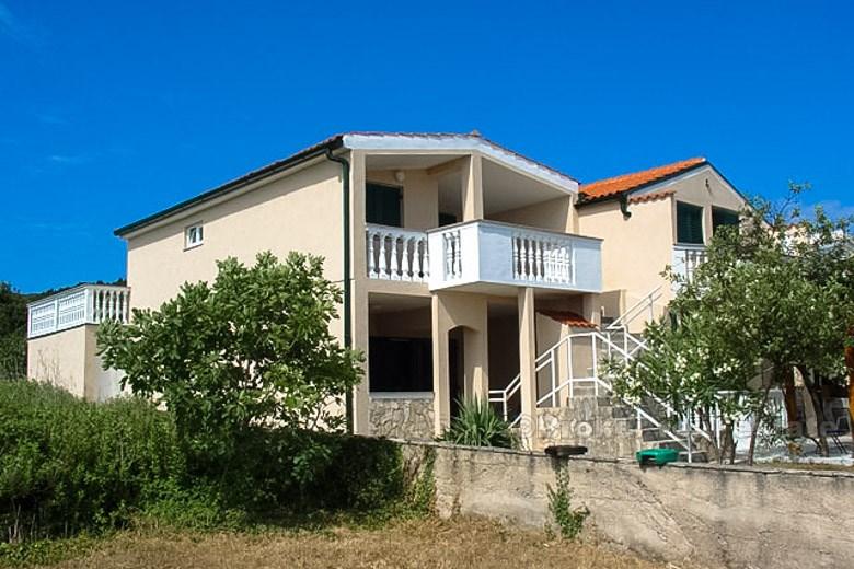 Maison jumelée dans la première rangée de la mer