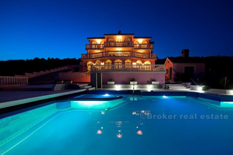 Villa de luxe avec vue sur la mer, à louer