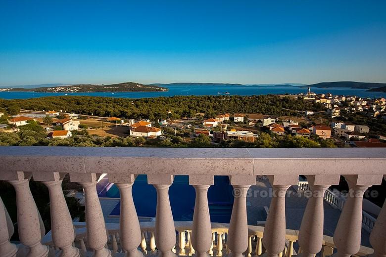 Villa de luxe avec vue sur la mer, à louer