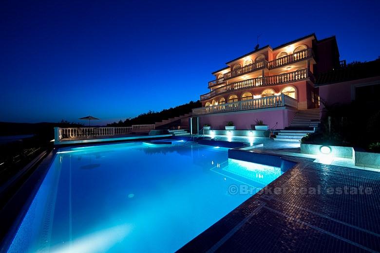 Villa de luxe avec vue sur la mer, à louer