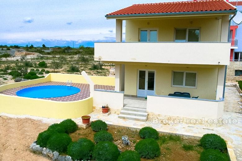 Vila u neposrednoj blizini šljunčane plaže, na prodaju