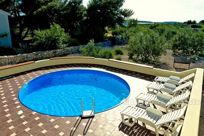Vila u neposrednoj blizini šljunčane plaže, na prodaju