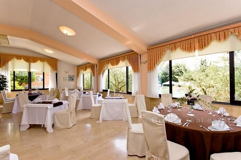 Luxusní hotel v klidné zátoce, na prodej